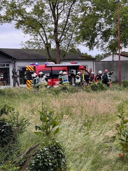 Einsatzleitung hält eine Besprechung zur Lage ab